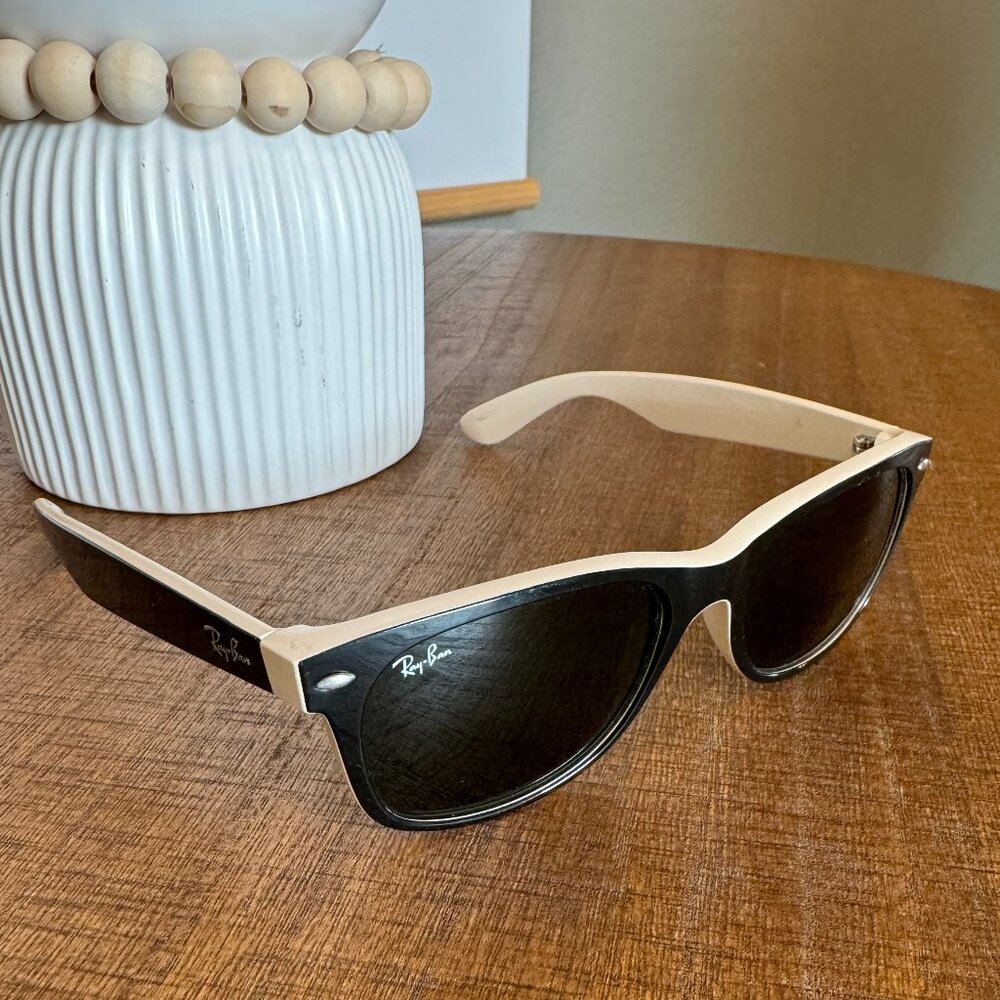 Ray-Ban Unisex Shiny Black And Beige Wayfarer Sunglasses